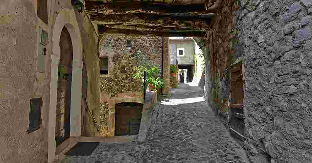 https://i2.res.24o.it/radio24/assets/img/Radio24/_Immagini/2025/09/300525-borgo-vicolo.jpg