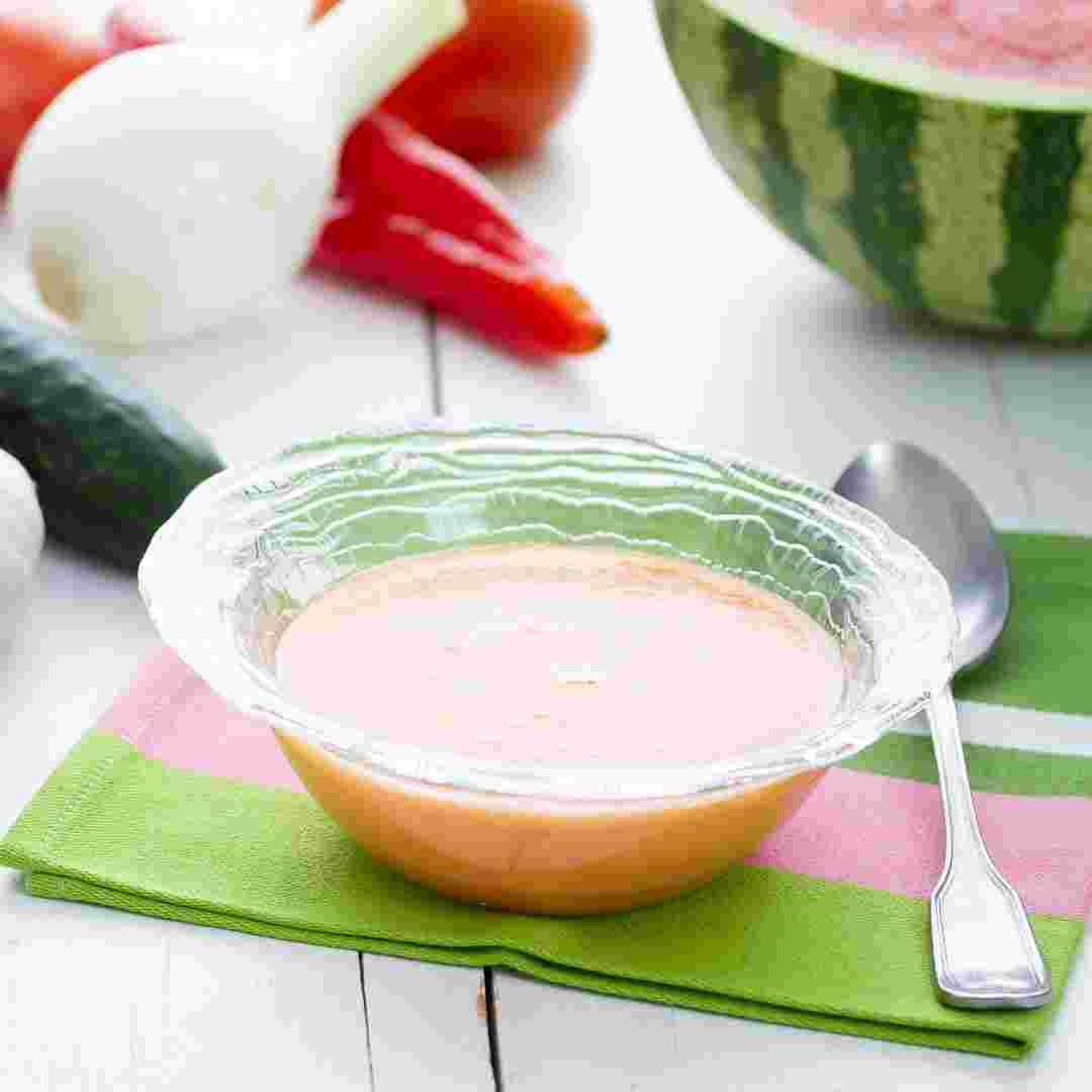 https://img2.rtve.es/imagenes/comer-cantar-gazpacho-sandia/01720113359896.jpg