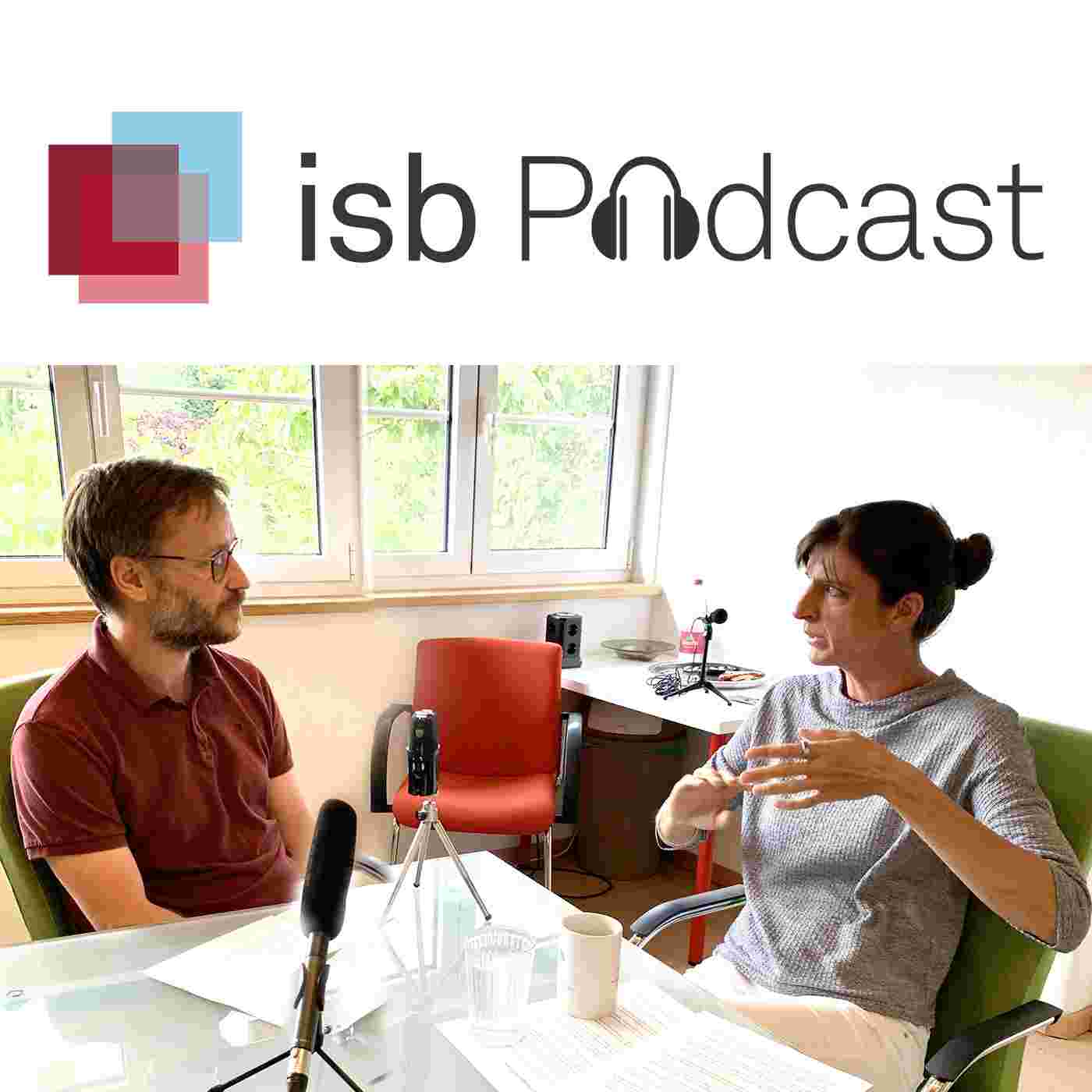 https://podcast.isb-w.eu/isbpodcast/logos/07_Podcast_Clarissa_Vogelbacher_1400x1400px.jpg