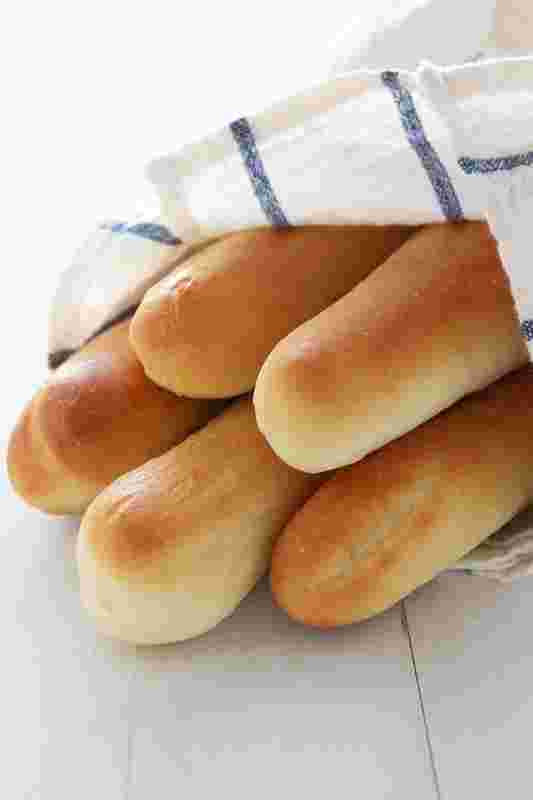 https://static.libsyn.com/p/assets/9/7/7/d/977dcc3b98e3c2a4/Olive-Garden-Breadsticks-10.jpg