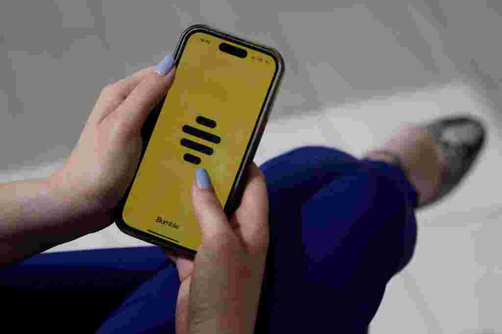 https://wordpress.wbur.org/wp-content/uploads/2025/08/Bumble_Layoffs_25176668525392.jpg