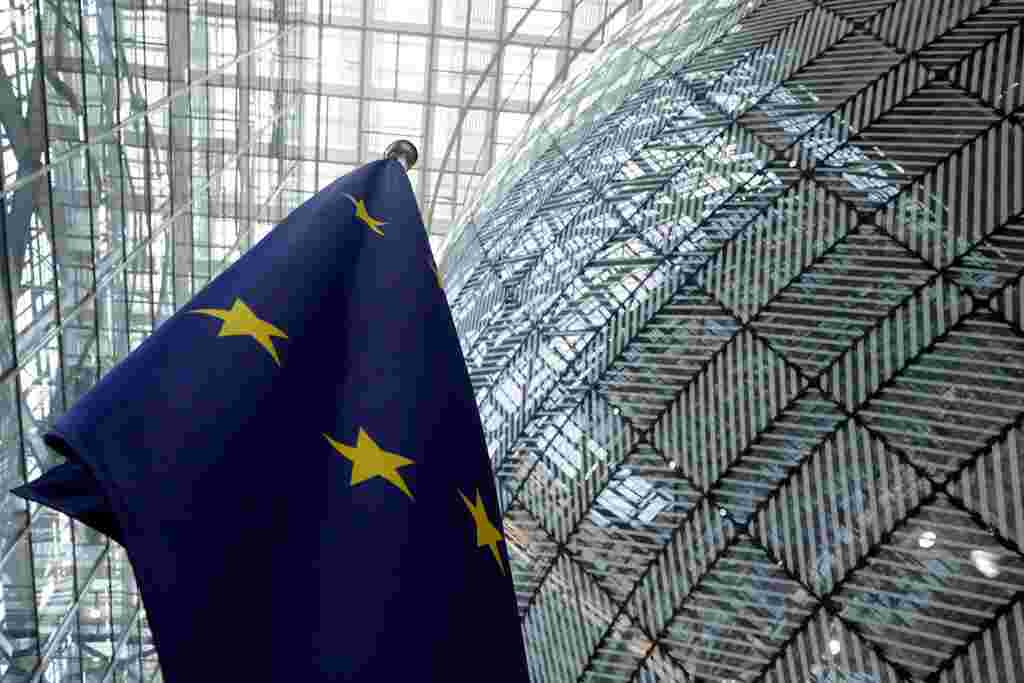 https://wordpress.wbur.org/wp-content/uploads/2025/08/Europe_US_Tariffs_25195275107901.jpg