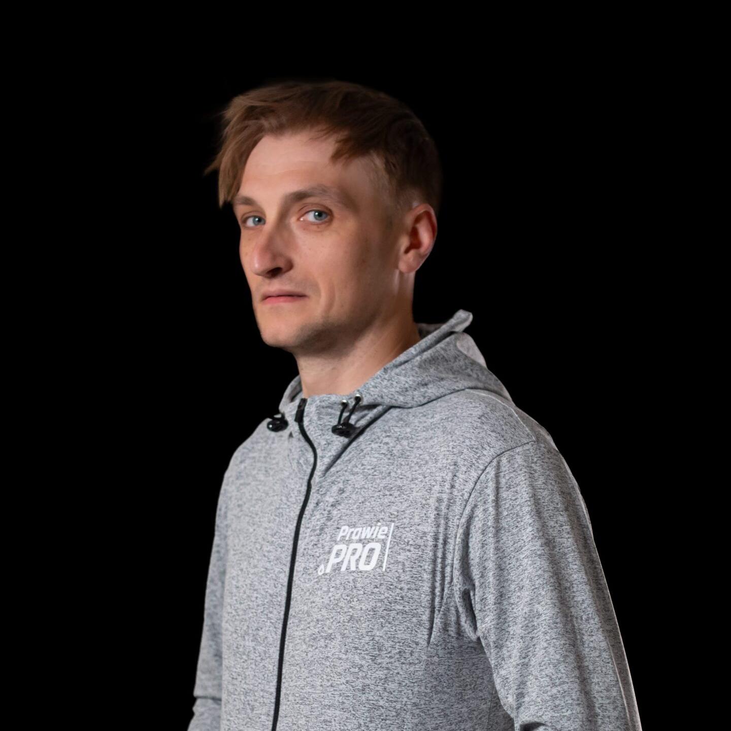 https://prawie.pro/wp-content/uploads/2025/11/bluza-prawie-pro-IMG_9626-scaled-1.jpg